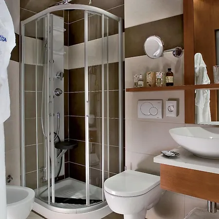 Alexandra Plaza Hotel