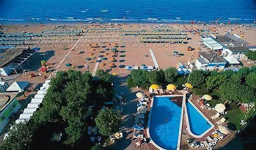 Alexandra Plaza فندق 4*